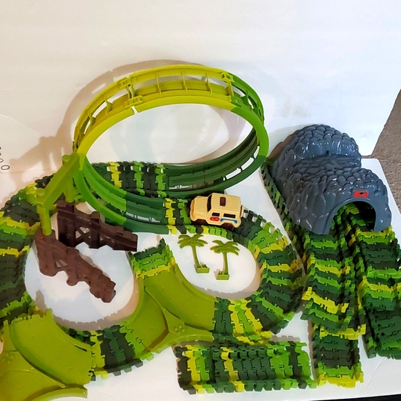 LAST CHANCE Magic Tracks Set Dino Green Camo Safari Truck - Picture 2 of 9